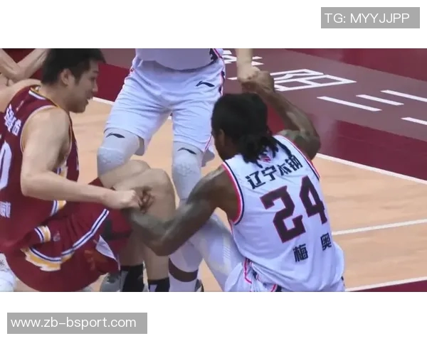 暖心一幕,任俊威向失去平衡的梅奥伸出双手 暖心一幕,任俊威向失去平衡的梅奥伸出双手