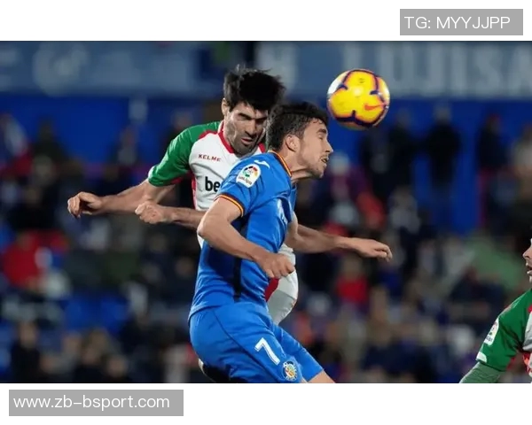 半场战报:比利亚雷亚尔1-0赫塔费,布坎南建功 半场战报:比利亚雷亚尔1-0赫塔费,布坎南建功